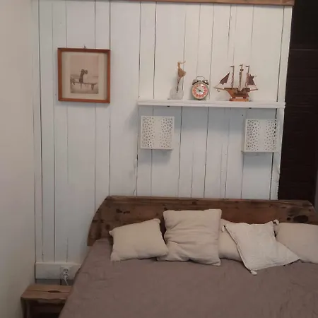 شقة Hangulatos Kis Lakas A Belvaroshoz Koezel سيغيد